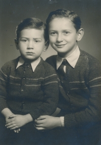 Karel Kovařovic (vlevo) s bratrem Janem, 1955