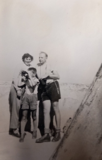 Ludmila Záveská s manželem a syny na výletě, 1962–63