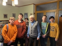 Zdeněk Kolek během natáčení pro projekt Příběhy našich sousedů s žáky ZŠ Škvorec, 2023