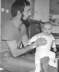 Roční Linda Tomaščik s otcem v roce 1979