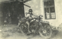 Marta Mezerová v Boskovicích na motorce 