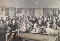 Anděla Válková in the 2nd grade in Brno, sitting in the left half in the 4th row on the far right