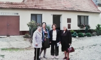 Anděla Válková zcela vpravo před domem 66 v Popicích, který byl rodině odebrán