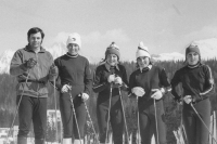 Zleva trenér Bohouš Rázl, Alena Bartošová, Gabriela Sekajová, Blanka Paulů a Mirka Jaškovská. Bronzová štafeta z mistrovství světa 1974 ve Falunu