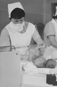 Alena Bartošová koncem 60. let 20. století jako zdravotní sestra na dětském oddělení jablonecké nemocnice
