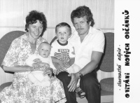 Rodinný snímek z roku 1979. Alena Bartošová s novorozeným synem Alešem, dvouletým synem Jiřím a manželem Jiřím Bartošem