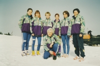 Manžel Aleny Bartošové Jiří Bartoš (vpředu) se svými svěřenkyněmi ze střediska vrcholového sportu, rok 1974