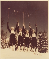 Reprezentační běžkyně vítají rok 1973. Zleva Milena Cillerová, Helena Šikolová, Alena Bartošová a Milena Chlumová 