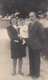 Blanka Slunečková s rodiči, 1945