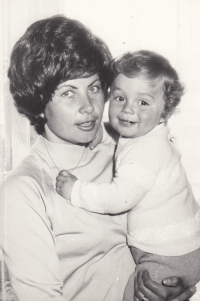 Blanka Slunečková s mladším synem, 1974
