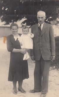  Blanka Slunečková s prarodiči na Dědkově, 1944
