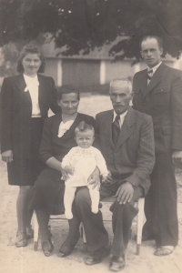 Blanka Slunečková s rodiči a prarodiči, 1945