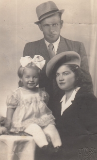 Blanka Slunečková s rodiči, 1946