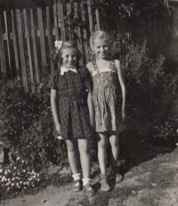 Blanka Slunečková vlevo s kamarádkou, 1954