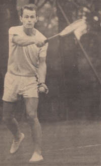 Pamětník se v mládí aktivně věnoval sportu, především fotbalu a tenisu 