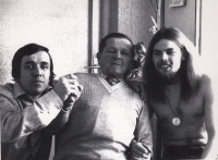 Zleva: Zdeněk Holeček, dědeček Jan Holeček, bratr Otta, Sokolov, 70. léta 