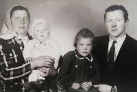 Bratr Franz, jeho žena Filomena, syn Václav a dcera ze svazku se sovětským vojákem