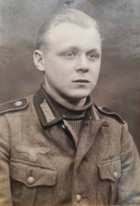 Bratr pamětnice Hubert, nar. 28. 3. 1921, v uniformě wehrmachtu
