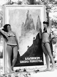 Alena Čepelková se Zuzanou Hoffmannovou při expedici na Kavkaz v roce 1981. Na billboardu se píše - Alpinismus, škola mužství