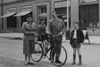 Alena Čepelková s maminkou, tatínkem a bratrem Juliem zhruba v roce 1960 v Příbrami