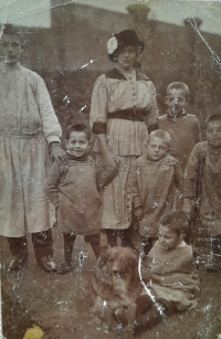 Danna Ottová's mother with children
