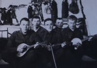 Otec Bohuslava Matyáše  během vojny na Slovensku (první zleva), nedatováno