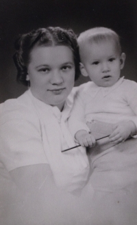 Bohuslav Matyáš s maminkou, 40. léta 20. století