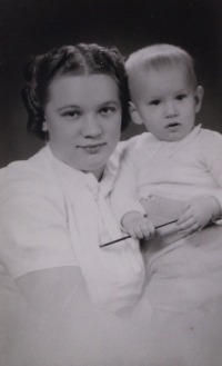 Bohuslav Matyáš s maminkou, 40. léta 20. století