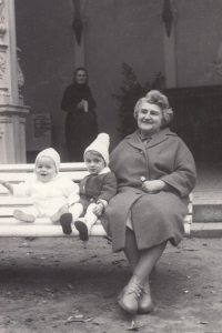 Maminka Jarmila s vnoučaty na kolonádě v Mariánských lázních 