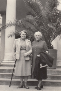 Maminka pamětnice Jarmila Hrubá, roz. Mlejnková (vlevo) se svou sestrou Josefou