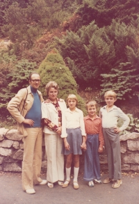 S manželem Miroslavem a dětmi Martinou, Pavlem a Jiřím, 80. léta