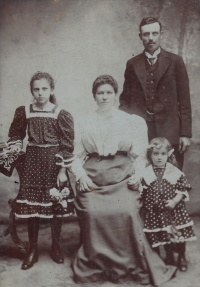 Prarodiče Ederovi (dědeček Albín a babička Maria) a jejich dcery Maria a Evženie (matka pamětnice), Vídeň 