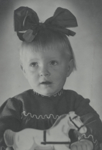 Edita Krystýnková v období dětství ve Varšavě