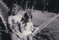 Eva Spitzová se sestrou Gertou před válkou