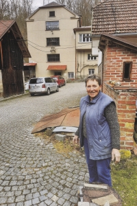 Věra Flanderková na dvoře mlýna, 2022