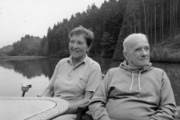 Věra a Miroslav Flanderkovi před svým domem na břehu Podsemínského rybníka, 2014