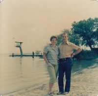 Věra a Miroslav Flanderkovi na výletě ve Warnemünde, 1964