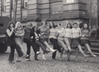 Gymnázium Náchod, pamětnice třetí zprava, první zprava budoucí politička Zdeňka Horníková