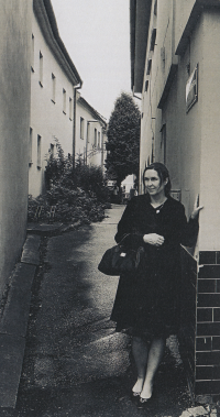 Hana Brigita Reichsfeld u rodného domu, 2020