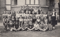 Hana Páníková (6. zleva, 2. řada odspodu) ve 3. třídě, škola na Skvrňanech, rok 1951