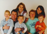 Děti a vnoučata Jindřicha Krepindla. Vpravo jsou dcera Eva, vlevo syn Roman, kolem nich jejich partneři a děti 