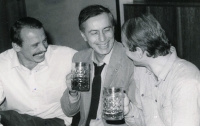 Oslava 50. narozenin házenkářského brankáře a trenéra Jiřího Víchy, rok 1981. Zleva jsou Vladimír Jarý, Jiří Vícha a Jindřich Krepindl