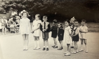 Jana Honomichlová (nahoře uprostřed) ve školce v Lodní ulici v Plzni na Karlově, 1955