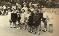 Jana Honomichlová (nahoře uprostřed) ve školce v Lodní ulici v Plzni na Karlově, 1955