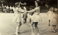 Jana Honomichlová (nahoře uprostřed) ve školce v Lodní ulici v Plzni na Karlově, 1955
