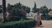 Maminka Irena s dcerou Ritou na dovolené ve Slovinsku, 1968