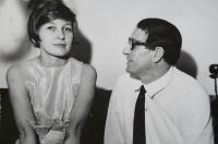 Pamětníkova manželka Jiřina, rozená Štollová, se svým otcem Karlem Štollem, který působil jako fotograf u Národního divadla 