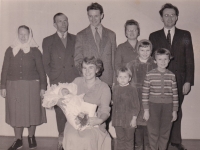 Křtiny syna Lubomíra, zleva rodiče pamětníka, Lubomír Hluštík, pod ním žena Eva se synem, vpravo švagrová s rodinou, 1960