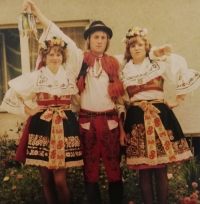 Karel Válka v 19 letech, vlevo od něj kamarádka, vpravo sestra