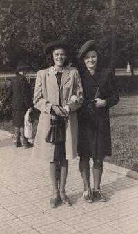 Ludmila Klinkovská s kamarádkou Květou, Zlín, 1947